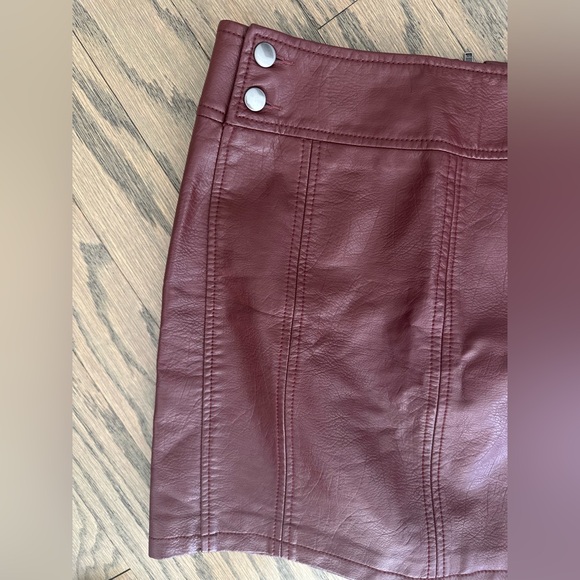 Free People Faux Vegan Leather Maroon Red Mini Skirt - Size 6 - Picture 2 of 7